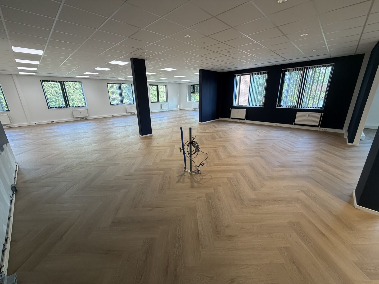 Afgewerkte PVC visgraatvloer in grote kantoorruimte Arnhem