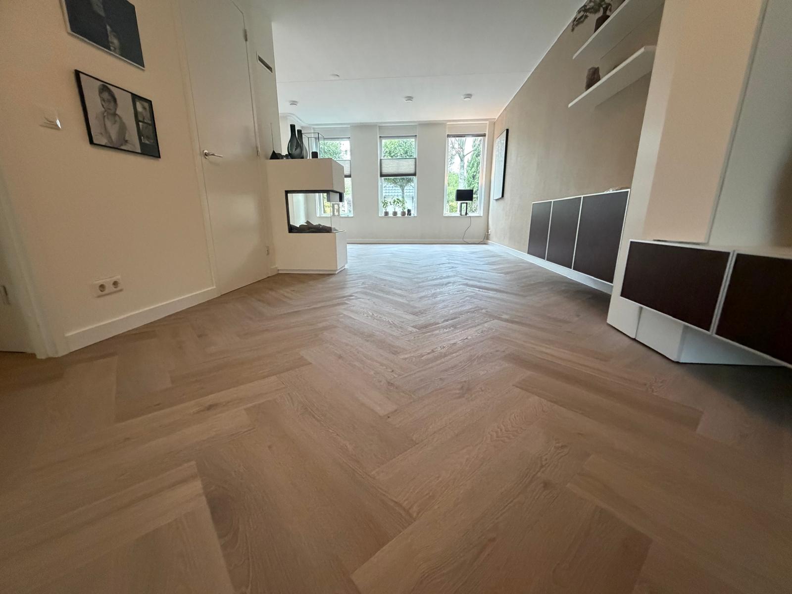 PVC visgraatvloer in woonkamer met modern interieur Gorinchem