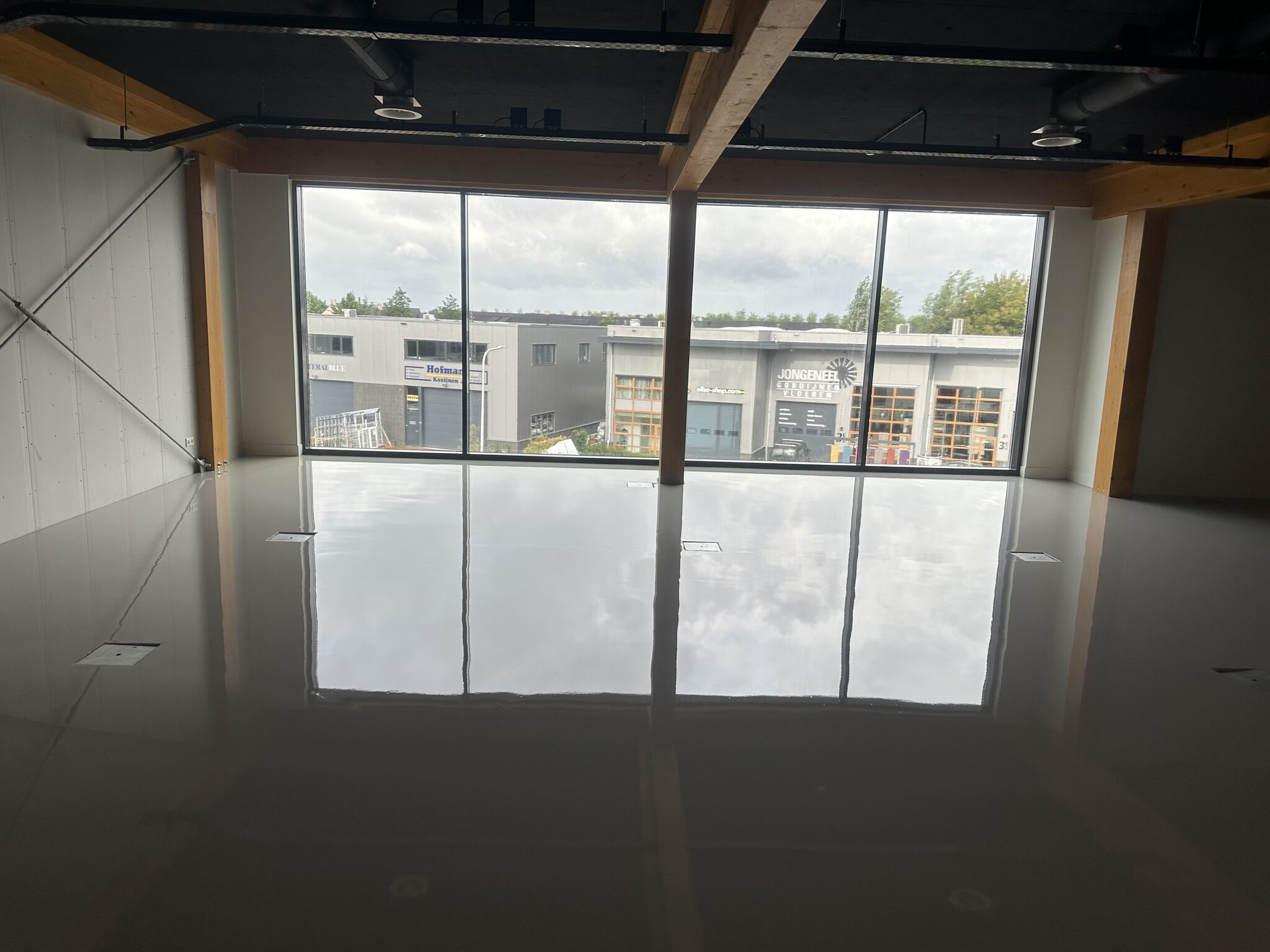 Tapijttegels bedrijfspand Alphen aan den Rijn - foto 2