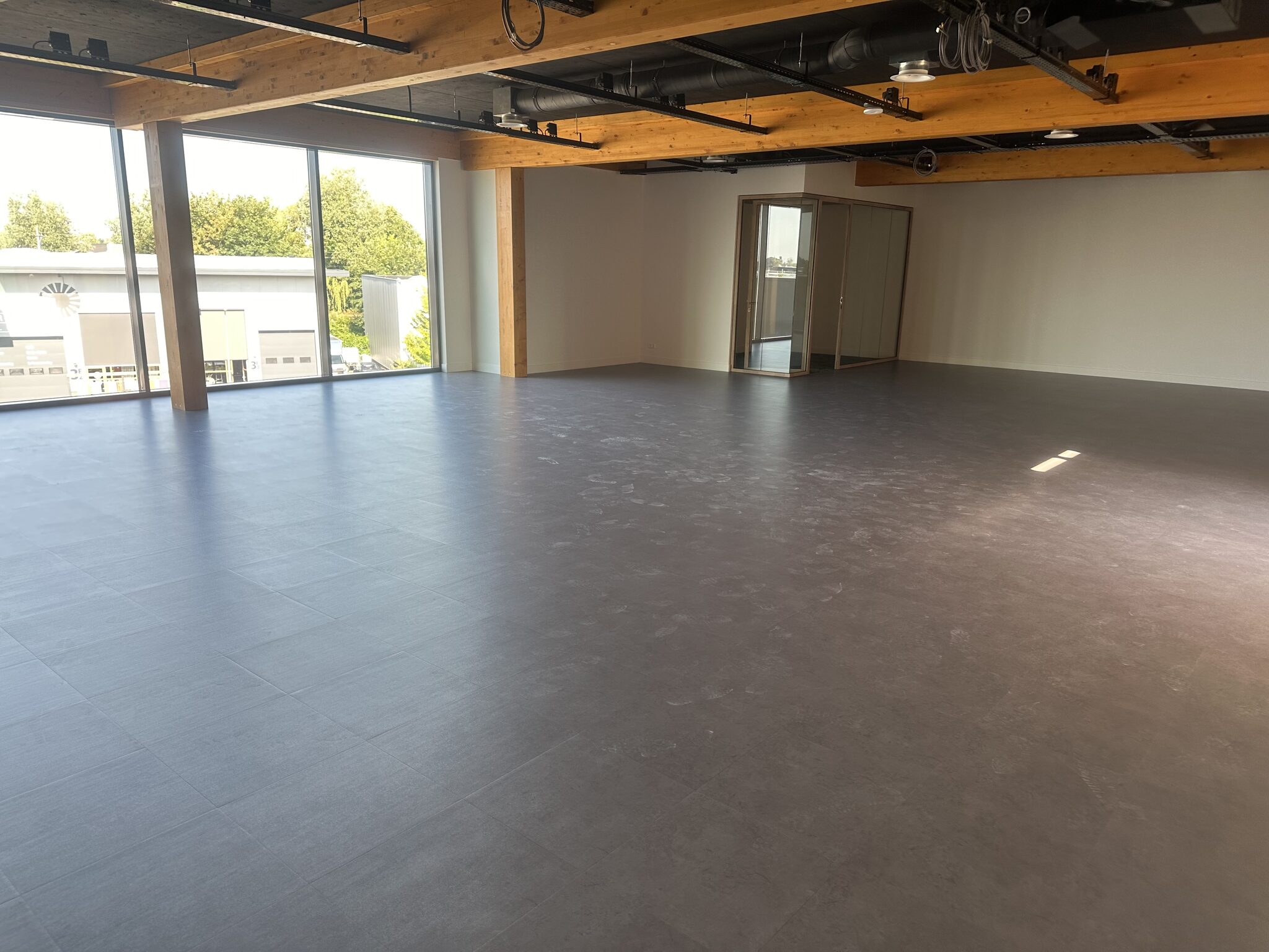 Tapijttegels bedrijfspand Alphen aan den Rijn - foto 7